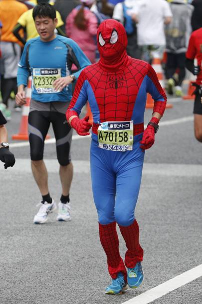 Maratona di Tokyo 2015. I travestimenti divertenti dei partecipanti. L’uomo ragno (AP)